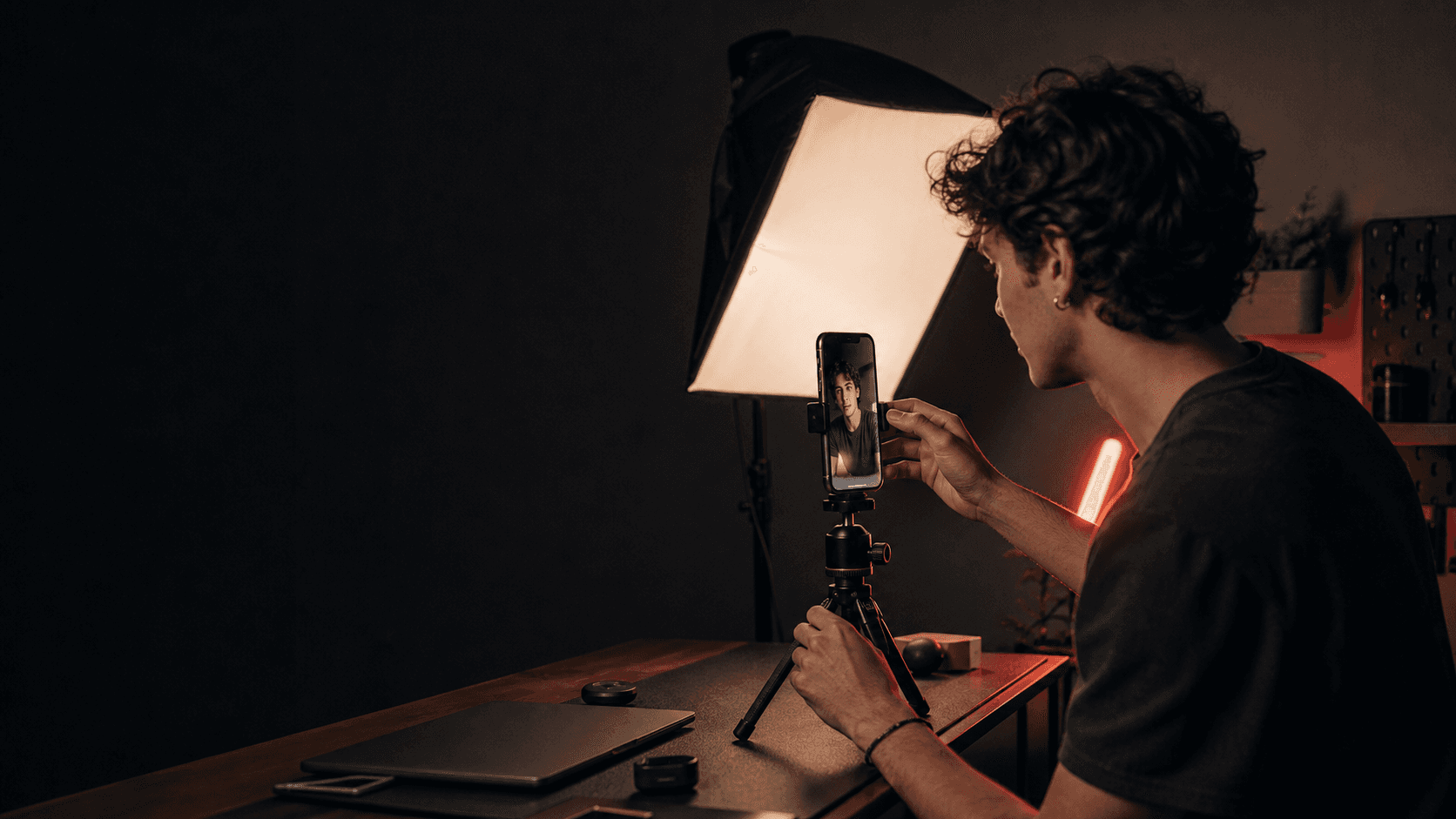 Creador grabando un video vertical con su teléfono